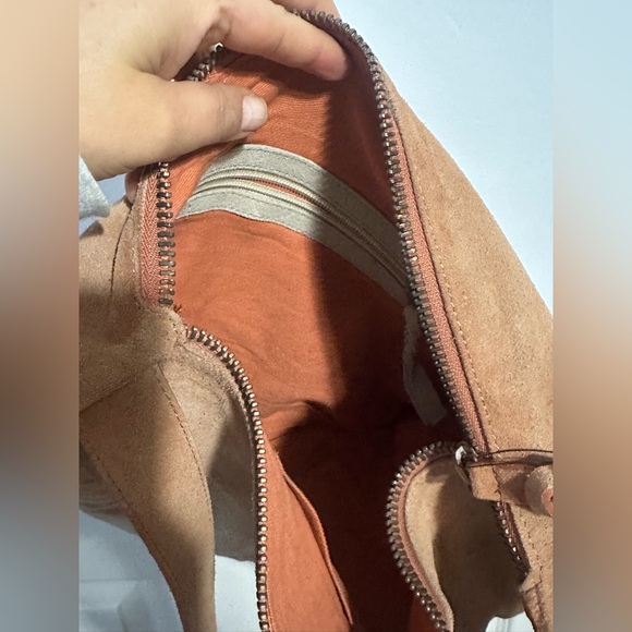 Free People We The Free Reiss Sling Bag Suede Dip Dye Tan Rust BIG Size NWT - Picture 7 of 8